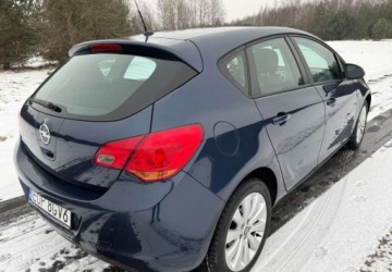 Opel Astra J Hatchback 5d 1.6 Twinport ECOTEC 115KM 2010 Opel Astra Opel Astra 1.6 Innovation 1.6 Benzyna 115KM, zdjęcie 2