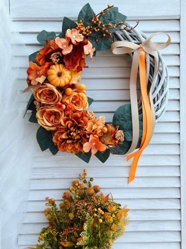 WIANEK JESIENNY KWIATOWY NA DRZWI STROIK WIKLINOWY WIENIEC POMARAŃCZ
