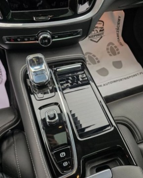 Volvo V60 II  Kombi Plug-in 2.0 T6 Plug-In Hybrid 341KM 2021 Volvo V60 FV 23 BW Panorama Kamery 360 Biala Perla 2.0 Hybryda Plug-in, zdjęcie 12