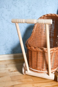 Низкая плетеная кукольная коляска-толкач НАТУРАЛЬНАЯ.