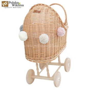 КОЛЯСКА ДЛЯ ПЛЕТЕНОЙ КУКЛЫ НА БЕЖЕВОЙ ПОДКЛАДКЕ И ПОМПОНАМИ