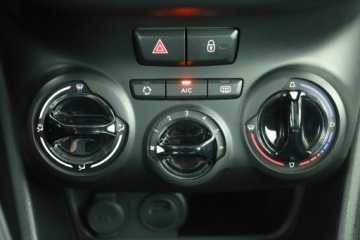 Peugeot 208 I Hatchback 5d Facelifting 1.2 PureTech 82KM 2018 Peugeot 208 1.2 PureTech, Salon Polska, zdjęcie 9