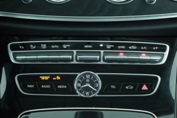 Mercedes Klasa E W213 Limuzyna 2.0 220d 194KM 2017 Mercedes E E 220 d, Salon Polska, Serwis ASO, zdjęcie 9