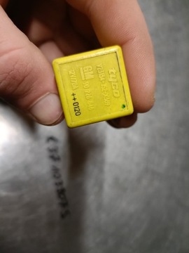 Реле Tyco V23134j52X369 12V 70A Opel OE 90226846 желтое