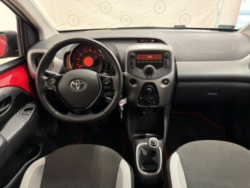 Toyota Aygo II Hatchback 5d 1.0 VVT-i 69KM 2015 Toyota Aygo 1.0 VVT-i X-play II (2014-) Toyota Ayg, zdjęcie 2