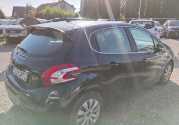 Peugeot 208 I 2015 Peugeot 208 2015r, 1.6 HDI. Uszkodzony przod. Pali. 1.6 Diesel 90KM, zdjęcie 3