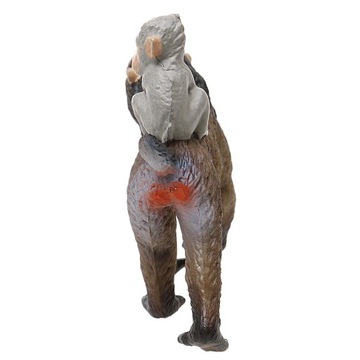 2 реалистичных мандрила с моделью животного на спине ребенка