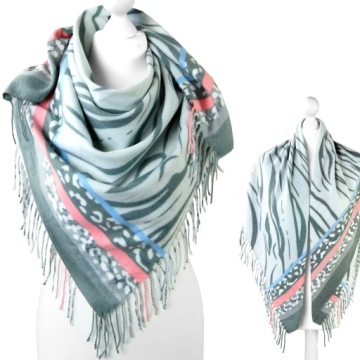 Стильная шаль с кисточками - весна в разных исполнениях