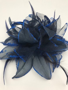 BROSZKA KWIAT MATERIAŁOWY Z PIÓRAMI GRANATOWA