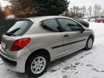 Peugeot 207 Hatchback 5d 1.4 16V 88KM 2007 Peugeot 207 1.4 16V 88KM Klimatyzacja Isofix, zdjęcie 4