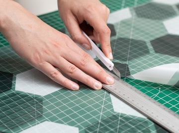 Фольга с геометрическим сотовым узором в рулоне для оформления окон 45x150