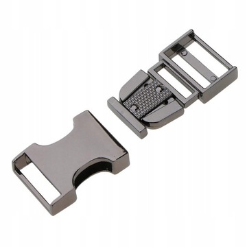 Металлическая сумка с застежкой-пряжкой.