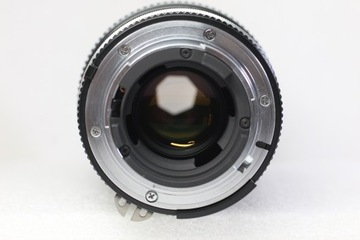 Пленочная камера Nikon FE 35 мм Body Zoom NIKKOR 35–200 мм F/3,5–4,5 Ai-s Macro