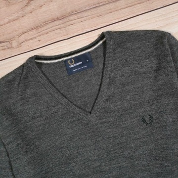 FRED PERRY Sweter Męski 100 % Wełna Merino V Neck Szary Logo r. M