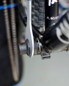 ГАЕЧНЫЙ КЛЮЧ ДЛЯ НИЖНЕГО КРОНШТЕЙНА 1671.2/4 UNIOR