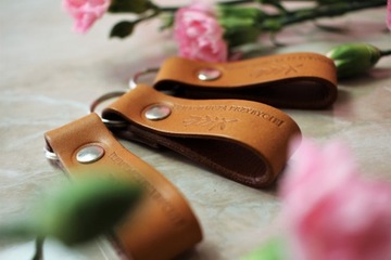 200 рекламных брелоков Кожаный брелок «ВАШ ЛОГОТИП» с тиснением в упаковке