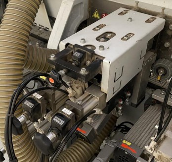 Кромкооблицовочный станок, предварительное фрезерование, обрезка углов