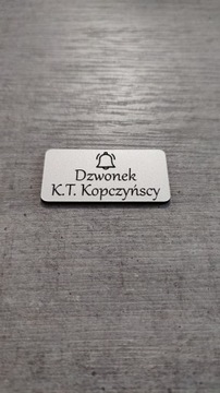 Самоклеящаяся табличка-колокольчик с именем.