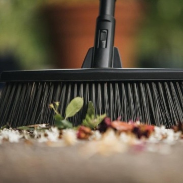 Универсальная щетка Fiskars Solid OUT.