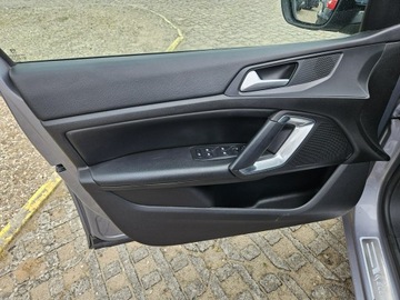 Peugeot 308 II SW Facelifting 1.2 PureTech 110KM 2019 Peugeot 308 SW 1.2 benzyna 110KM skóry panorama, zdjęcie 13