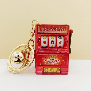 Банк Lucky Slot Machine с вращающимся барабаном. Компактный фруктовый игровой автомат красного цвета.