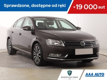 Volkswagen Passat B7 Limousine 2.0 TDI CR DPF BlueMotion 140KM 2013 VW Passat 2.0 TDI, Salon Polska, Navi, Xenon