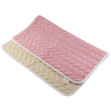 Стеганый чехол на диван с собакой