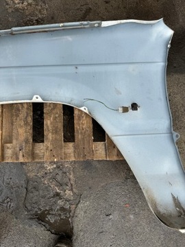 BLATNÍK PRAVÝ PŘEDNÍ MITSUBISHI PAJERO II 91-00R. BÍLÝ ORIGINÁLNÍ