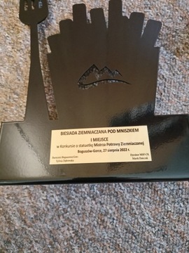 Табличка размером 10х15 с вашей надписью, текстом и графикой.