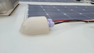 Втулка для кабеля на крыше кемпера с солнечной батареей