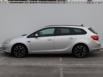 Opel Astra J Sports Tourer 1.7 CDTI ECOTEC 125KM 2011 Opel Astra 1.7 CDTI, Navi, Klima, Tempomat, zdjęcie 2