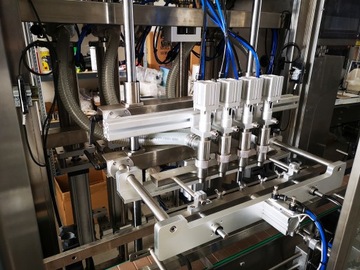 AUTOMATYCZNA LINIA NALEWAJĄCA 4 GŁOWICE,ZAKRĘCARKA