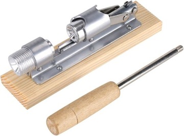 ЩЕЛКУНЧИК И Т.Д. НА ПРОТИВОСКОЛЬЗЯЩЕЙ ПОДСТАВКЕ, ПРОЧНАЯ СТАЛЬ.