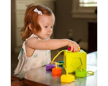 FAT BRAIN TOYS Сортер Oombee Cube