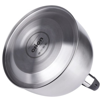 СТАЛЬНОЙ чайник с традиционным свистком для кипячения воды.