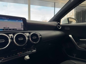Mercedes Klasa A W177/V177 Hatchback Plug-In 1.3 250e 218KM 2020 Mercedes-Benz Klasa A AMG Line Plug In Fotele kubelkowe Nawigacja Kame, zdjęcie 24