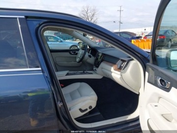 Volvo XC60 II 2022 Volvo XC 60 B5 Momentum 2022 2.0L 2.0 Benzyna 247KM, zdjęcie 9