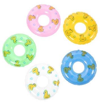 Мини-кольцо для плавания украшено небольшими аксессуарами.