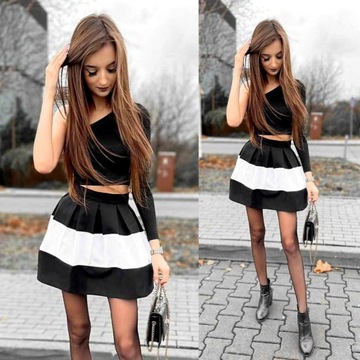 SPÓDNICZKA MINI w PASY CZARNO BIAŁA ROZKLOSZOWANA w ZAKŁADKI M