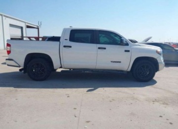 Toyota Tundra II 2021 Toyota Tundra 2021, 5.7L, 4x4, SR5, od ubezpieczalni 5.7 Benzyna 381KM, zdjęcie 2