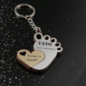 Брелок-подарок на день рождения папе с гравировкой