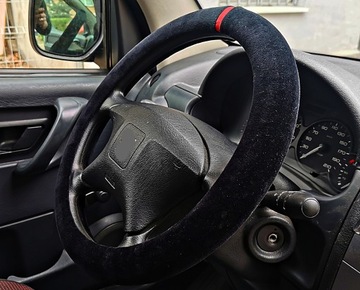 TOYOTA YARIS 1 2 3 4 AYGO COROLLA AURIS RAV4 na kierownice ZAMSZOWY CZARNY