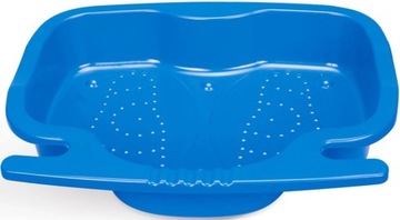 Мытье ног и ступней под бассейном у лестницы