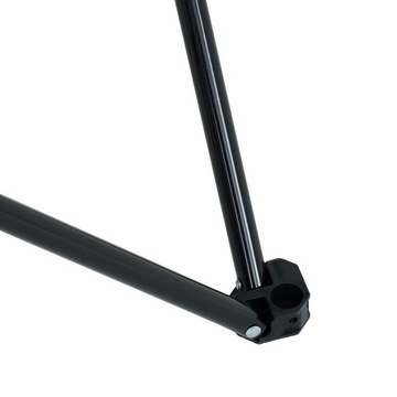 Черно-зеленое складное рыболовное кресло с контейнером для туристического стаканчика