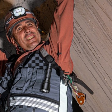 FENIX WF26R СВЕТОДИОДНЫЙ ФОНАРЬ 3000ЛМ 450М СТАНЦИЯ