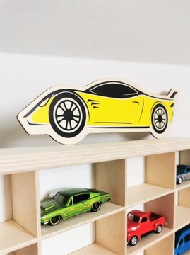 3 гоночных автомобиля на полке Hot Wheels