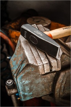 Молоток слесарный 800 г, ручка из ясеня.