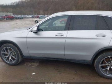 Mercedes GLC C253 2020 Mercedes-Benz GLC 300 4Matic 2020 2.0 Benzyna 255KM, zdjęcie 2