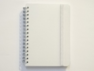 NOTES NOTATNIK A6 80 KARTEK OPRAWA TWORZYWO gumka