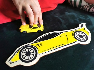 3 гоночных автомобиля на полке Hot Wheels